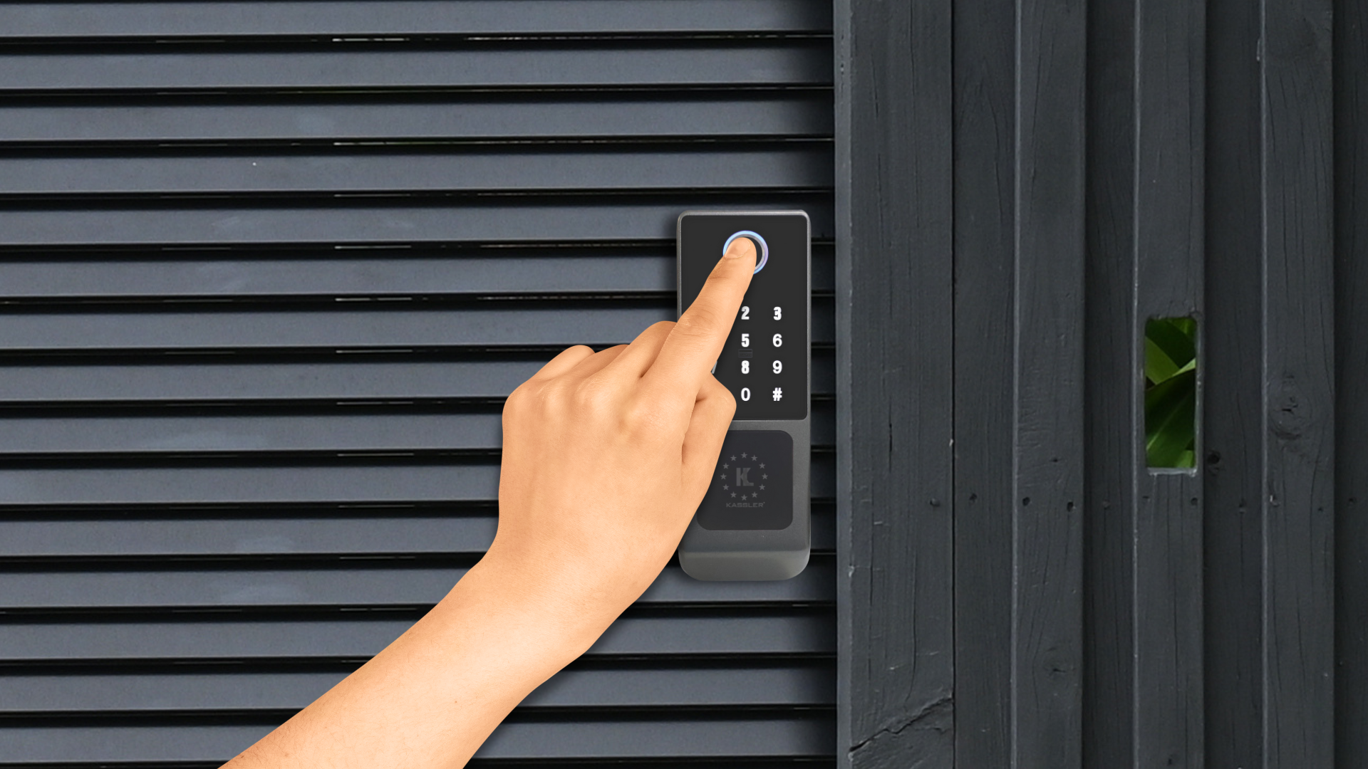 Khóa Cửa Cổng Vân Tay 579i Có Chống Nước Không? Có Cần Mái Che Khi Lắp Đặt Ngoài Trời?