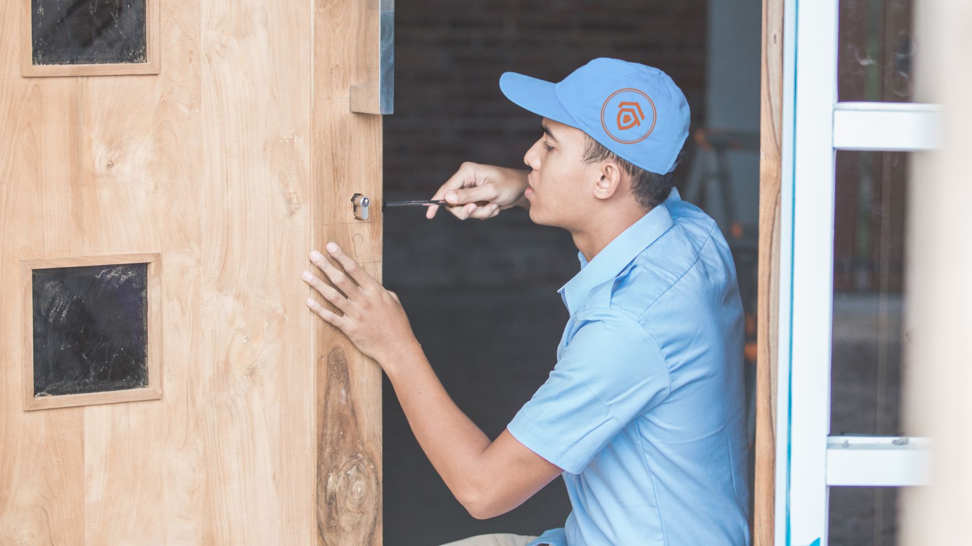 Lắp đặt khóa cửa điện tử cho cửa gỗ cần lưu ý gì – Tránh hỏng cửa, mất bảo hành