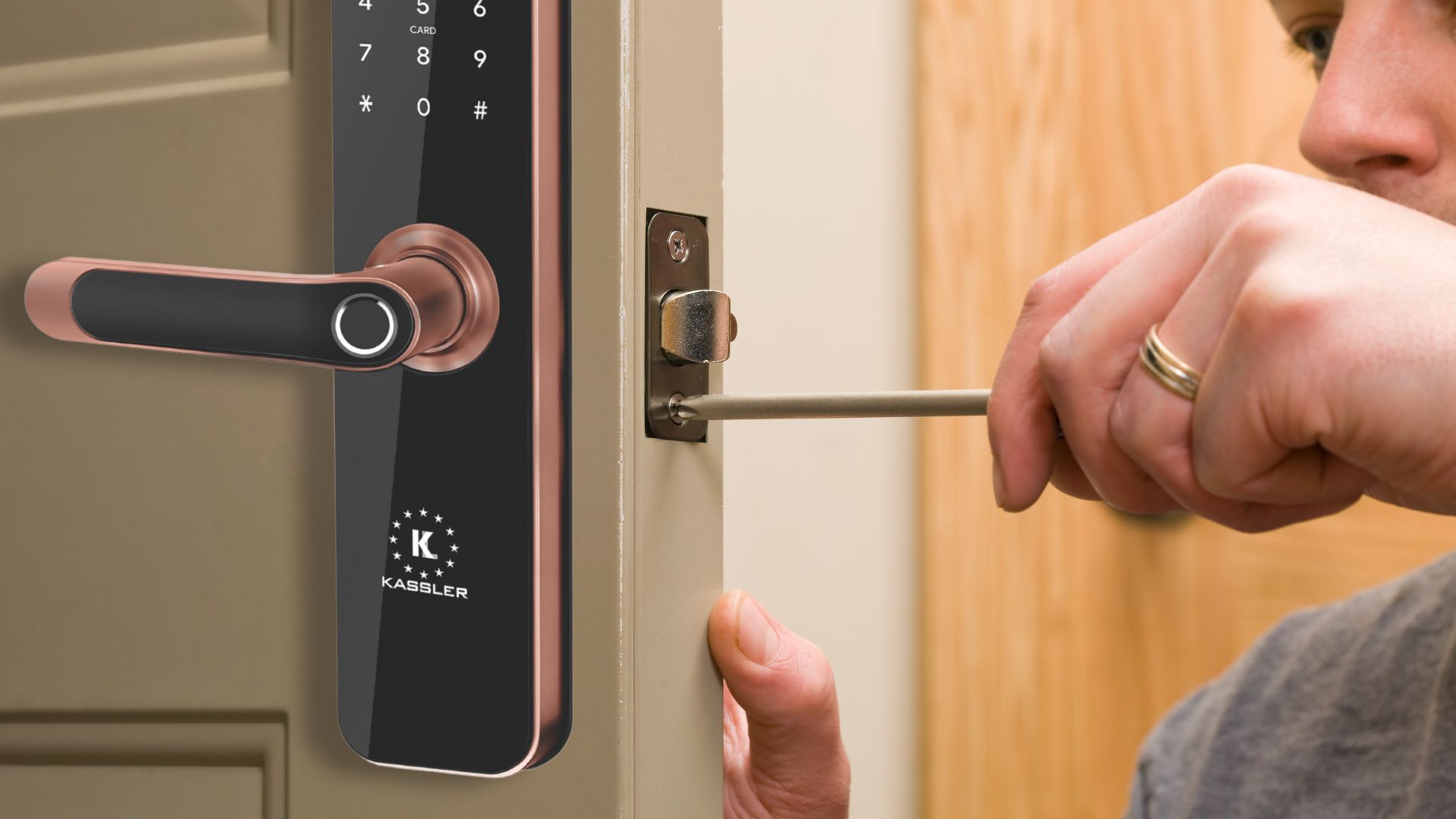 Khóa Cửa Vân Tay Sắp Hết Pin: Dấu Hiệu Nhận Biết Bạn Không Nên Bỏ Qua